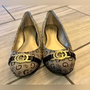 Guess. Tan & Brown women’s flats.